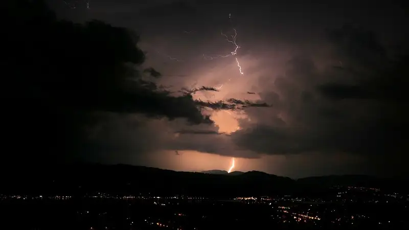 Грозы и град: прогноз погоды в мегаполисах Казахстана на ближайшие три дня