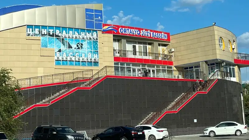 В Атырау в плавательном бассейне спорткомплекса утонула девочка