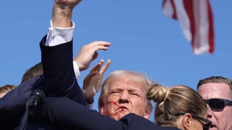 Трампа хотели убить, стрелок прострелил ему ухо, фото - Новости Zakon.kz от 14.07.2024 06:23