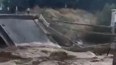 В Узбекистане в Андижанской области селевым потоком смыло мост, фото - Новости Zakon.kz от 14.07.2024 20:24