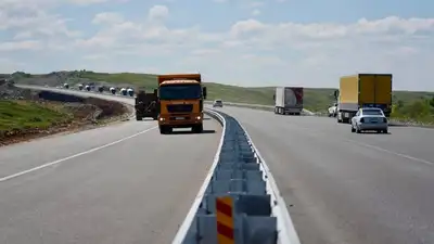 На первых участках автодороги Караганда – Балхаш открыли четырехполосное движение, фото - Новости Zakon.kz от 15.07.2024 20:18