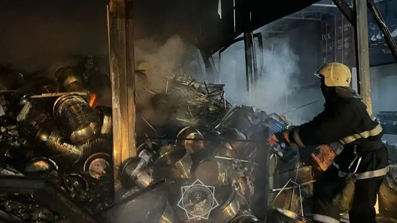 Крупный пожар на барахолке в Алматы потушили