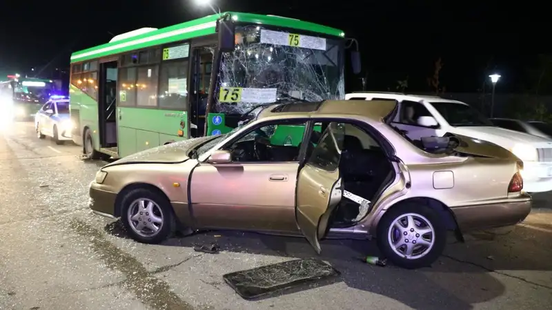 Смертельное ДТП с участием маршрутного автобуса произошло в Алматы