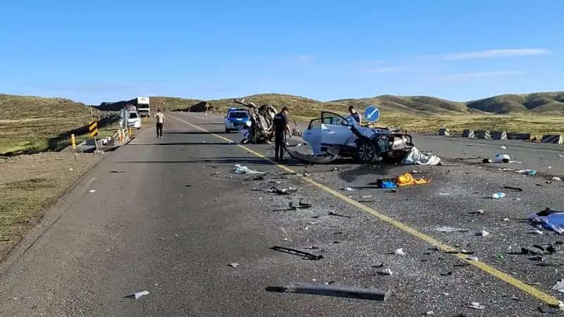 Жуткое ДТП на трассе Алматы – Екатеринбург: Chery Tiggo развалилась после столкновения с автобусом