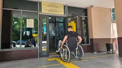 Инвалидность, инвалид, люди с ограниченными возможностями, человек с особыми потребностями, пандус, инвалидная коляска, табличка инвалид, знак инвалида, фото - Новости Zakon.kz от 12.03.2025 09:28