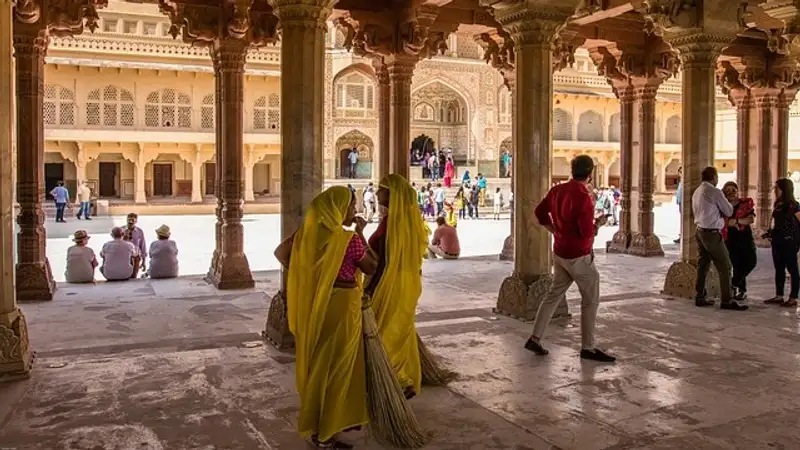 Женщины украли и проглотили драгоценности во время освящения храма в Индии