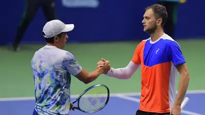 Александр Недовесов и Гонсало Эскобар потерпели сенсационное поражение от французского дуэта Мануэль Гинар / Грегуар Жак , фото - Новости Zakon.kz от 19.07.2024 18:36