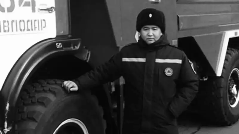 Автобус рухнул в воронку в Майкаине: установлена личность найденного спасателя