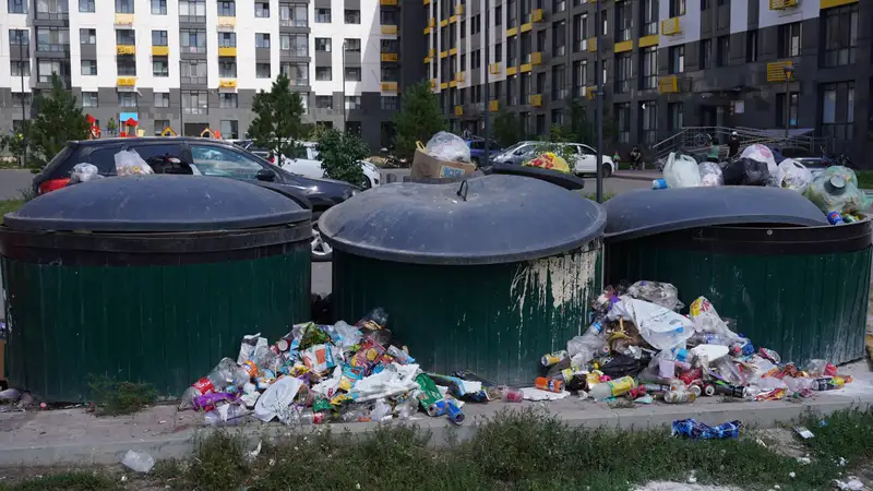 Жители столицы жалуются на нерегулярный вывоз мусора