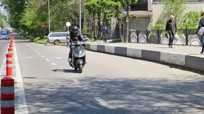 Внаглую по встречке: погоню за водителем мопеда сняли в Алматы, фото - Новости Zakon.kz от 22.07.2024 17:16