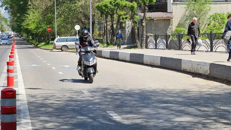 Внаглую по встречке: погоню за водителем мопеда сняли в Алматы