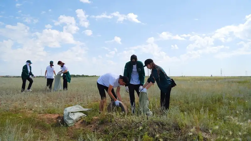 "Таза Қазақстан": около тонны мусора собрала молодежь в столичном жилом массиве
