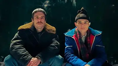 Главный актер сериала &quot;Слово пацана&quot; показал свою копию, фото - Новости Zakon.kz от 24.07.2024 17:36