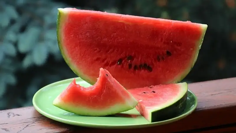 Бахчевой сезон: как не отравиться арбузом, рассказали врачи