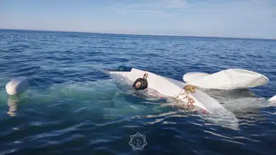 Дельтаплан с людьми упал в воду на Алаколе , фото - Новости Zakon.kz от 25.07.2024 18:08