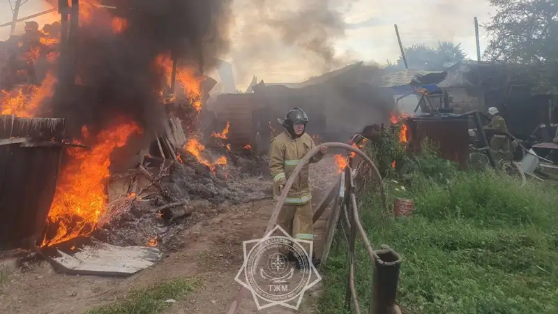Хозпостройка вспыхнула возле частного дома в Алматинской области