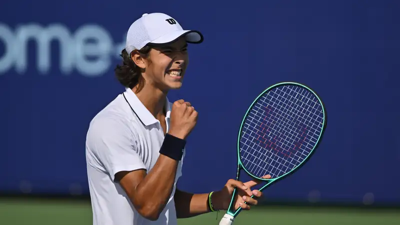 Юный казахстанский теннисист Омарханов продолжает сметать соперников с корта на Кубке президента