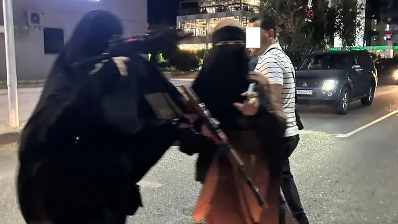 Девушки в хиджабах с муляжами автоматов напугали жителей Актау