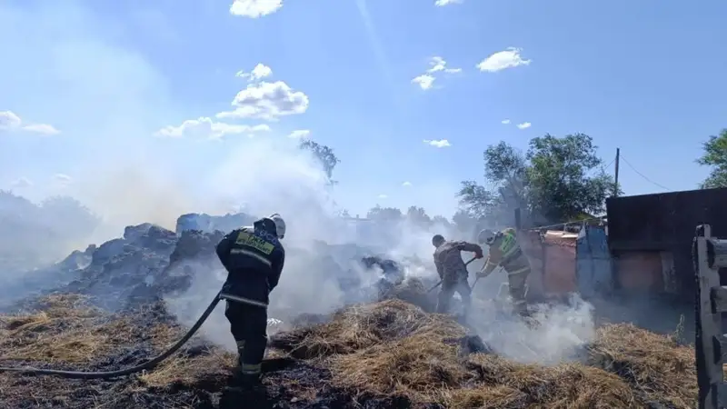 Из-за сена чуть не сгорело село в Актюбинской области