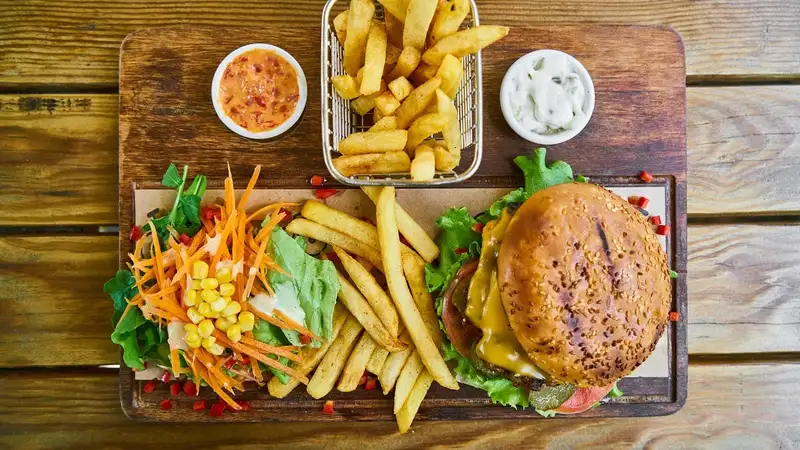 Существует ли полезный фастфуд и как его выбрать, рассказали врачи