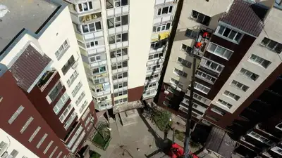 15-летний подросток спрыгнул с пятого этажа в Атырау, фото - Новости Zakon.kz от 29.07.2024 15:50