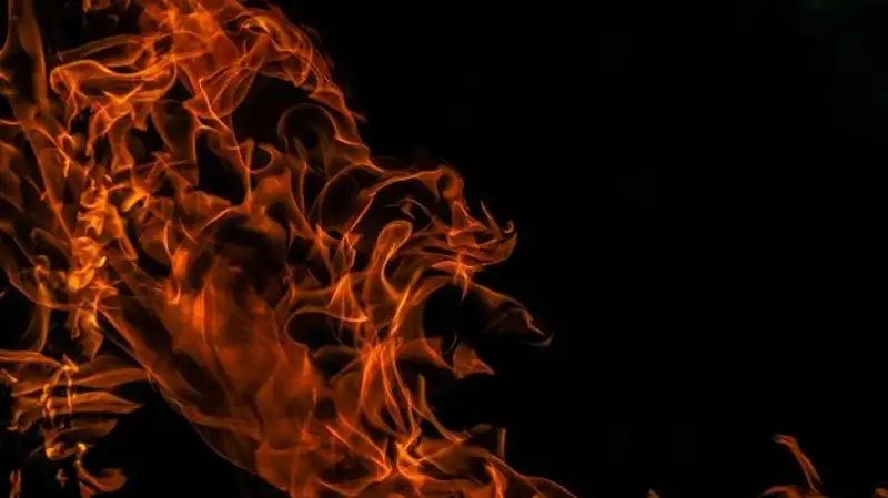 Восемь человек эвакуировали во время пожара в многоэтажке Тараза