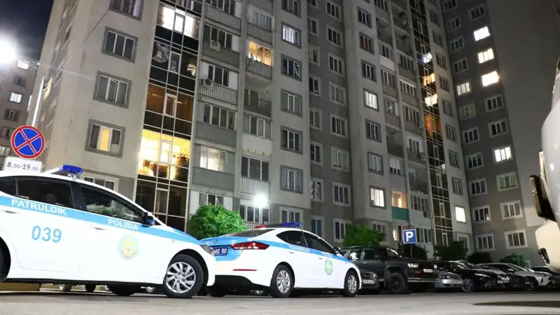 Полицейские потушили пожар на крыше многоэтажки в Алматы