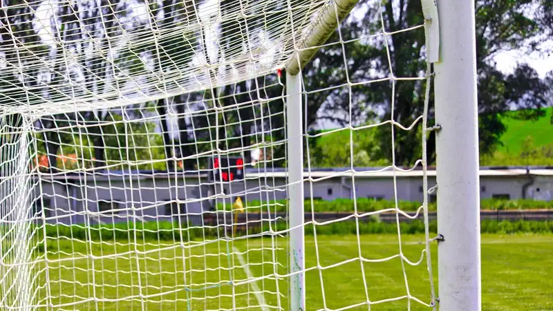 Футбольные ворота упали на ребенка на базе отдыха в ВКО