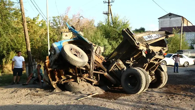 Уголовное дело возбудили по факту аварии с участием грузовиков на трассе Алматы – Талгар