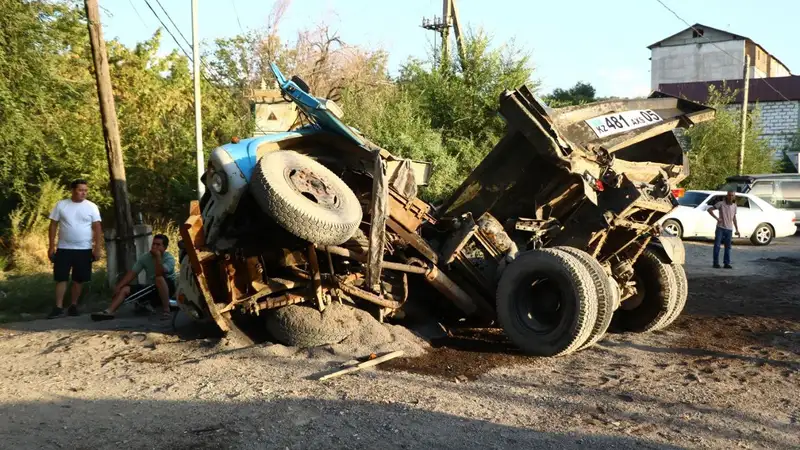 Большегруз смяло напополам: страшное ДТП произошло в Алматинской области