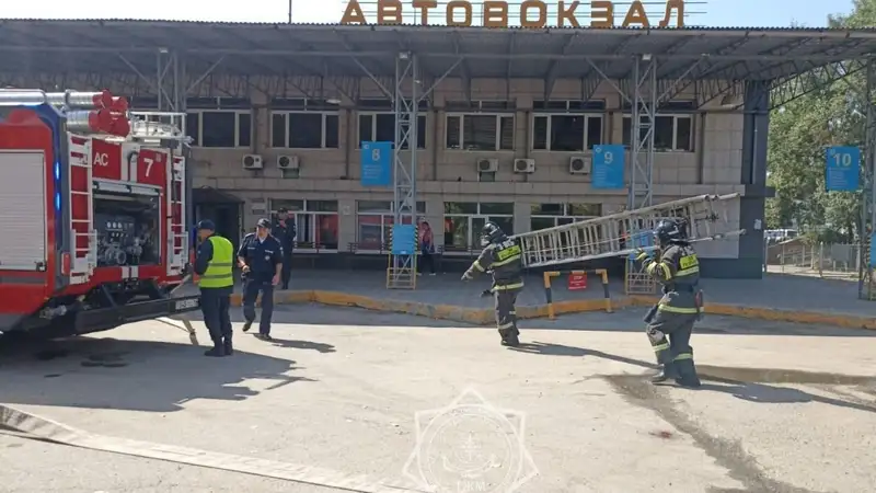 Пожар в здании автовокзала Усть-Каменогорска потушили спасатели