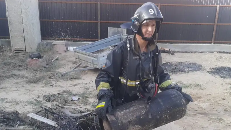 Газовый баллон удалось вынести огнеборцу во время пожара в Кызылординской области