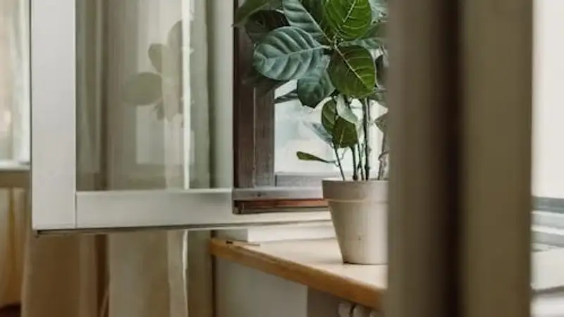 Двухлетний ребенок выпал из окна в ВКО