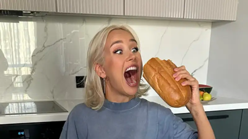 Певица Клава Кока опубликовала шуточное видео в гостях у родителей