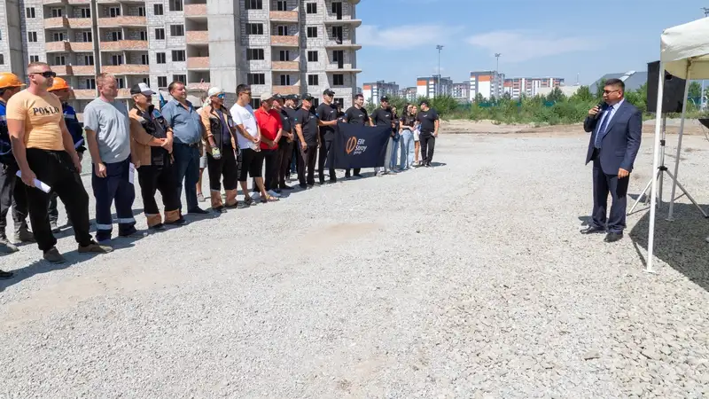 Ковшом экскаватора забивали гвозди: как отмечают день строителя в ВКО