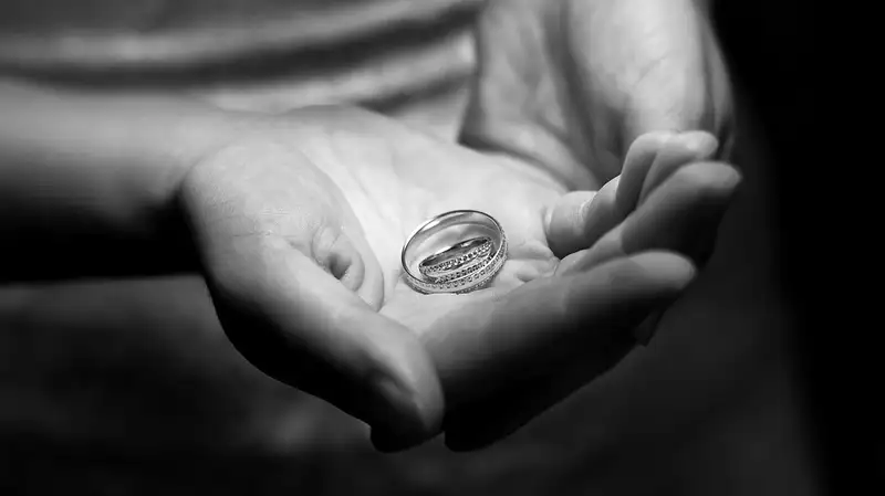 В Астане спасатели помогли мужчине снять кольцо с пальца