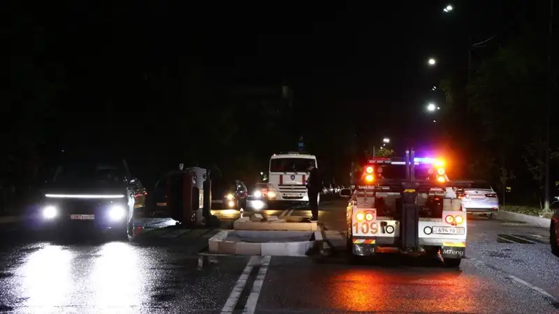 Три автомобиля за вечер влетели в новую конструкцию из бордюров в Алматы