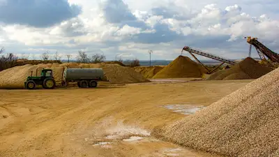 Работника песчаного карьера судили за кражу стройматериалов в ВКО, фото - Новости Zakon.kz от 10.08.2024 14:24