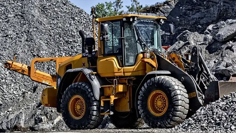 В Кокшетау во время ремонта погрузчик рухнул на водителя