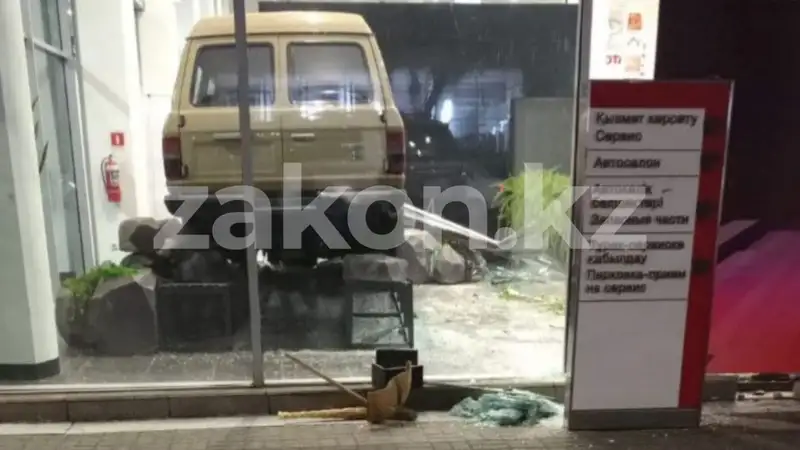 Автомобиль влетел в здание Toyota Center в Алматы