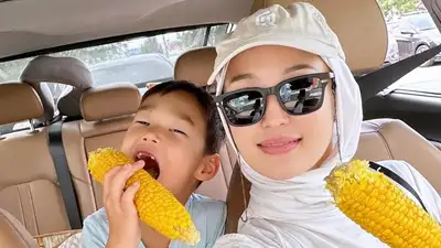 Семилетний сын Молдир Ауелбековой раскрыл возраст матери, фото - Новости Zakon.kz от 13.08.2024 10:36