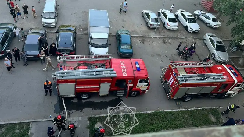 Балкон многоэтажного жилого дома горел в Павлодаре