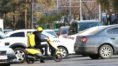 курьер на лороге, фото - Новости Zakon.kz от 15.08.2024 11:38