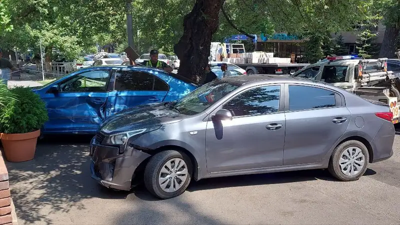 В Алматы машина въехала в кафе в результате ДТП