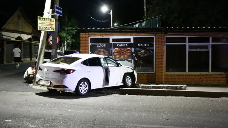 В Алматы после столкновения автомобилей чудом уцелел киоск