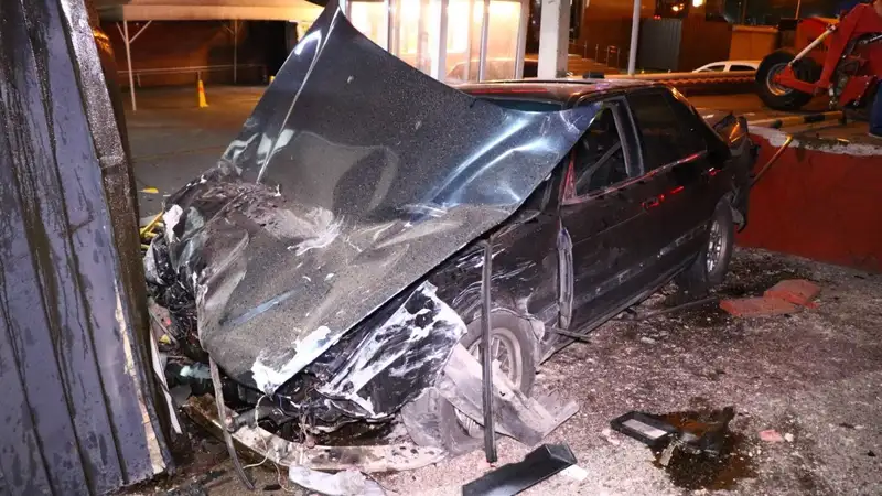 Шокирующее ДТП в Алматы: двое пострадавших, помятые машины и разрушенный магазин