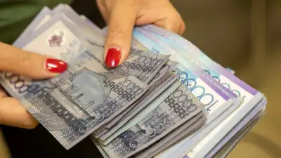 деньги в руках, фото - Новости Zakon.kz от 20.08.2024 11:27
