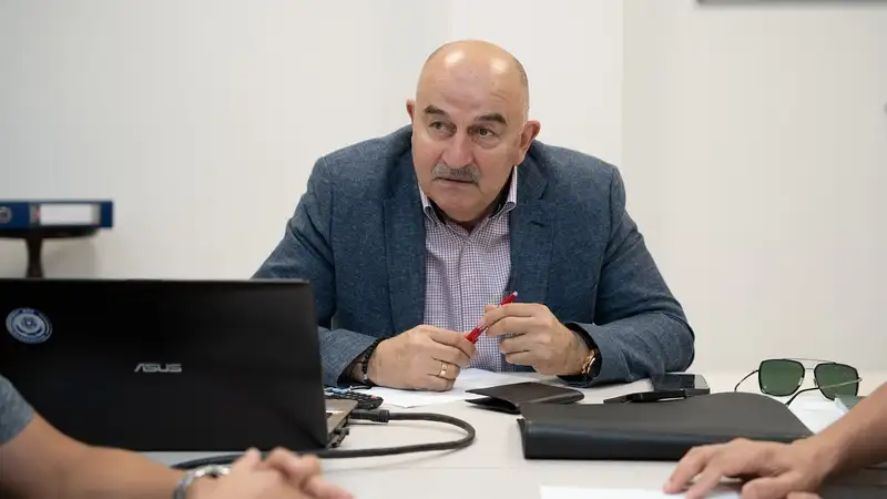 Почему наставник казахстанской футбольной сборной часто посещает игры РПЛ