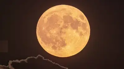суперлуние снял алматинский фотограф, фото - Новости Zakon.kz от 21.08.2024 00:43