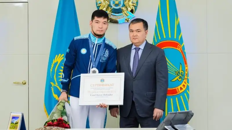 Аким Астаны вручил ключи от машины серебряному призеру Олимпиады Нурбеку Оралбаю